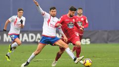 Borja Valle pugna con un rival en el partido de la primera vuelta disputado en el Cerro del Espino