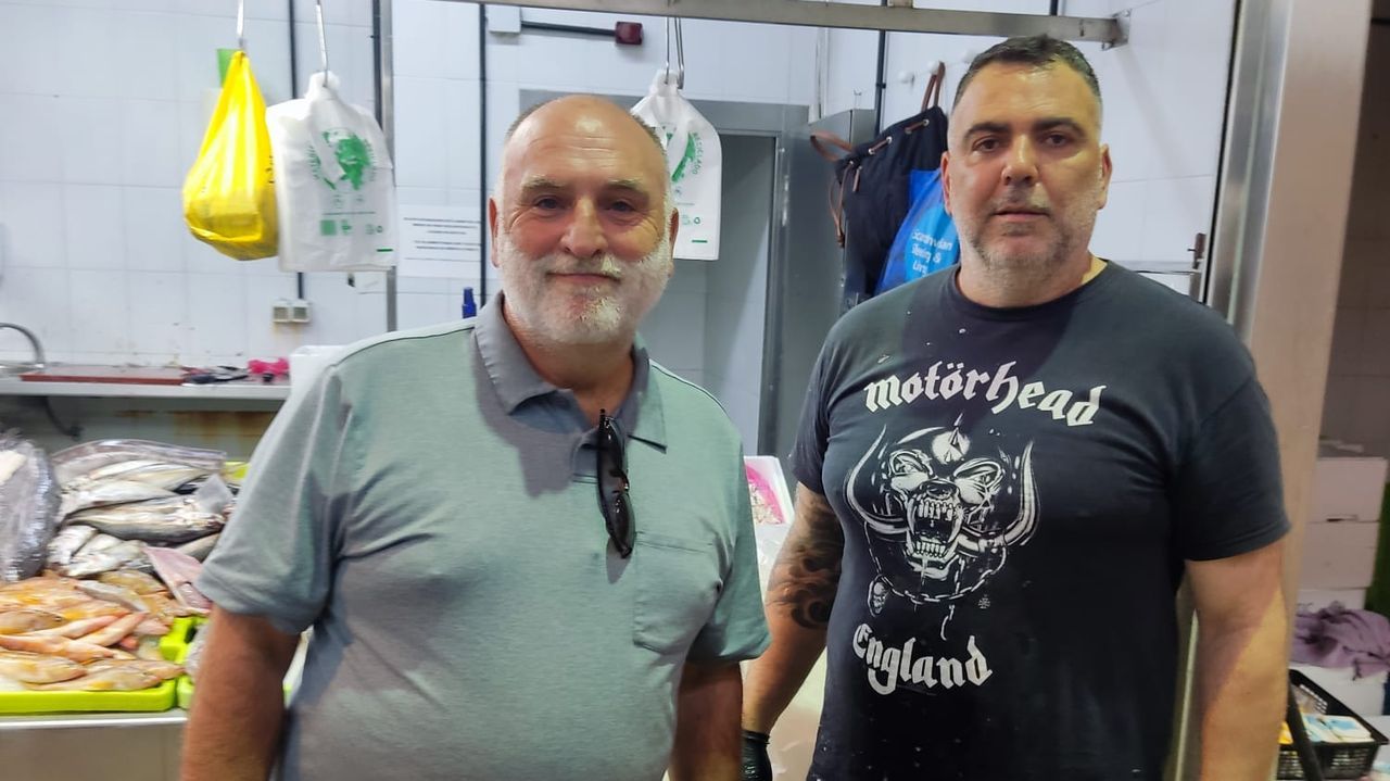 El chef José Andrés, seducido por el pescado en la plaza de Viveiro
