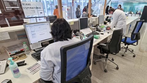 Administrativos en centro de salud de A Parda, en Pontevedra, en una imagen del 2022