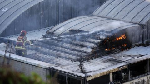 Cuatro dotaciones de bomberos acudieron a las antiguas cocheras para extinguir el incendio.