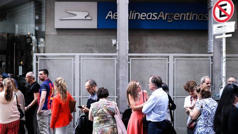 Una fila de personas espera hoy jueves 12 de marzo en las oficinas de Aerolneas Argentinas para poder devolver los pasajes de avin con destino a Roma y Madrid