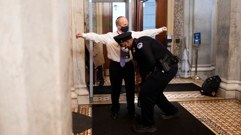 David Schoen, abogado de Trump, es cacheado al entrar en el Capitolio