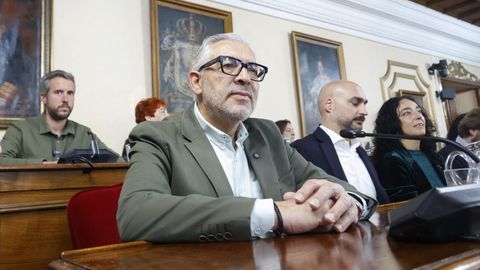 Miguel Fern�ndez, hasta hoy alcalde, se sent� en la bancada socialista