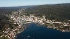 Vista a�rea del n�cleo de Cee y parte de la parroquia de A Pereiri�a, en la parte superior