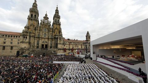 Vista general de la misa que el papa Benedicto XVI ofici en la plaza del Obradoiro.