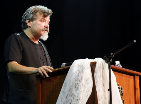 Roberto Traba brind a un auditorio lleno de gente un pregn cargado de recuerdos sobre Cee. 