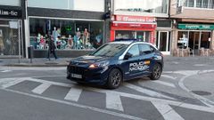 Coche de la Polic�a Nacional, frente a la entrada al casco