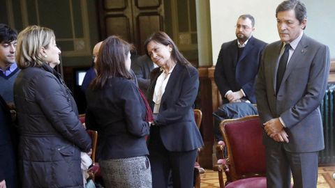 El presidente del Principado, Javier Fernndez (d), la viuda del ex presidente del Principado, ex alcalde de Gijn y senador Vicente lvarez Areces, fallecido esta madrugada,Soledad Saavedra (c) y la vicesecretaria general del PSOE, Adriana Lastra (2i), en la capilla ardiente instalada hoy en la Junta General del Principado