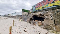 Estado del muro de contenci&oacute;n en Fuchi&ntilde;os, con roturas y p&eacute;rdida de material y riesgo para personas y una vivienda anexa