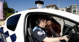 Numerosos ciudadanos, entre ellos el concejal del PP C�sar Abal (en la imagen), quisieron conocer el funcionamiento del Multam�vil. 