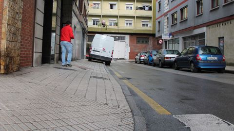 Una acera inclinada en la calle de La Argandona