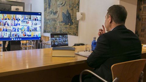 El presidente de Castilla La Mancha, Emiliano Garca-Page, en videoconferencia con los presidentes autonmicos y el presidente del Gobierno, Pedro Snchez, por la crisis del coronavirus