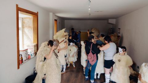 Vibomask reactivó el entroido.Cuarenta y siete grupos de España y Portugal participaron en el desfile de la mascarada ibérica en Viana do Bolo y Vilariño de Conso