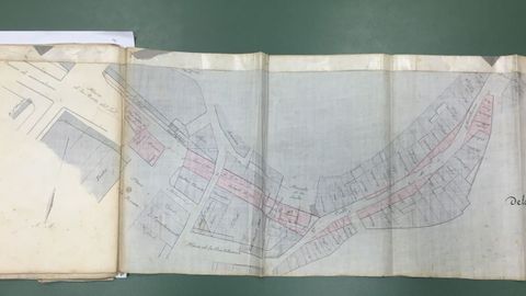 Plano de 1879 de la apertura de la calle Elduayen. En rojo las propiedades expropiadas. Con una cruz, la iglesia de la Misericordia