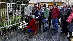 Maceira y Carreira colocan el ramo de flores, por detr�s, Mercedes Espi�o y Mar�a Solar.
