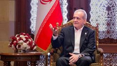 El presidente de Irn, Masoud Pezeshkian, en una reunin con el primer ministro del Sultanato de Omn, Sayyid Fahd Bin Mahmoud Al-Said, el pasado 28 de mayo.