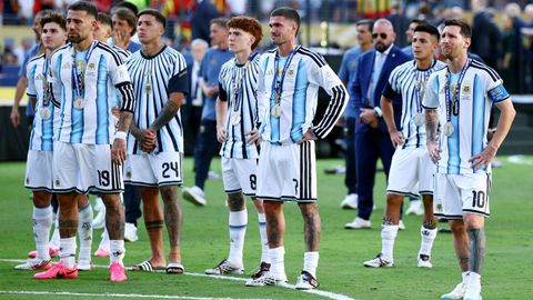 Los jugadores de la selecci�n argentina, con Leo Messi llorando a la derecha, tras perder la final del Mundial ante Espa�a.
