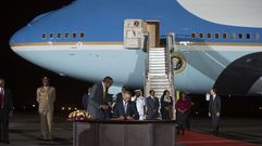 Barack Obama firma el libro de invitados a su llegada a Kenia acompa�ado del presidente keniano Uhuru Kenyatta