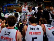 Moncho Fern�ndez, en un tiempo muerto del partido jugado ayer en Badalona. 