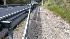 Tramo que el veh&iacute;culo, al fondo, circul&oacute; entre el guardarra&iacute;l y el talud