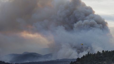 Un helic�ptero sobrevuela la columna de humo del incendio forestal declarado en Villanueva de Viver