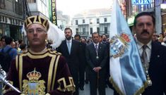 Rajoy, junto a Rafael Louz�n, en la procesi�n de la Peregrina en el a�o 2000. 