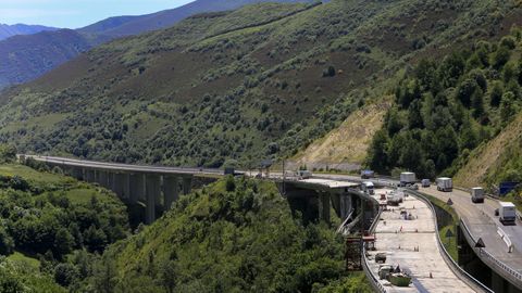 El viaducto se encuentra en la aldea de Castro, en Len, contigua a Pedrafita.