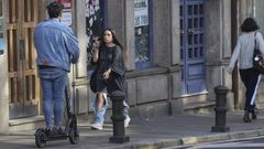 Un conductor de patinete el�ctrico en Santiago incumpliendo la norma de no circular por las aceras o zonas peatonales