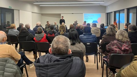 Lu�s P�rez Barral, acompa�ado de concejales nacionalistas, mantuvo un encuentro con vecinos de la parroquia.