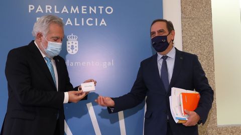 El conselleiro de Facenda entregando esta maana las cuentas del 2021 en formato digital al presidente del Parlamento de Galicia