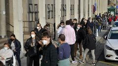 Gente esperando paa hacerse un test de ant�genos en O Ventorrillo