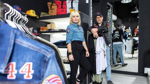 Nacho Bermejo, creador de la marca de moda viguesa Lasal, con Vanesa Aldao, que es la encargada de la tienda, &uacute;nica tienda f&iacute;sica propia que tienen, en la Gran V&iacute;a de Vigo.
