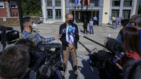 El alcalde, H�ctor Corujo atendi� a los medios de comunicaci�n en la plaza del Ayuntamiento