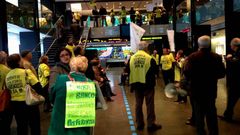 Afectados por las preferentes dentro de la oficina de la sede central de NCG en A Coru�a