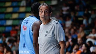 Luis Casimiro, primer entrenador del Breog&aacute;n, en las semifinales de la Copa Galicia 2025 contra el COB en el Coliseum de A Coru&ntilde;a. 