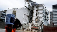 Un edificio muy afectado por el terremoto