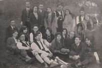 Barral tambi�n dirigi� un grupo folcl�rico (en la foto) y fund� una rondalla