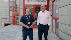 El psic�logo Suso Carballo con Gumer Pichel, usuario del servicio