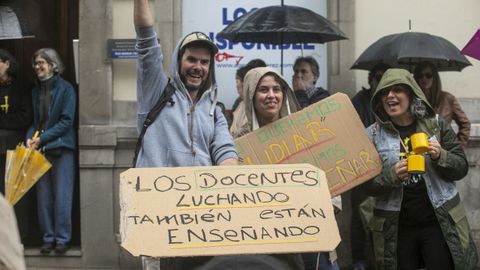 Varias personas durante una manifestacin organizada por los sindicatos de enseanza, a 1 de junio de 2025, en Oviedo, Asturias