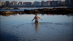 Ni el fr�o puede con los fieles ba�istas de Riazor