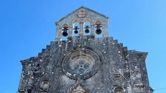 La espadaa de Caritel, reconstruida en la cubierta del templo parroquial