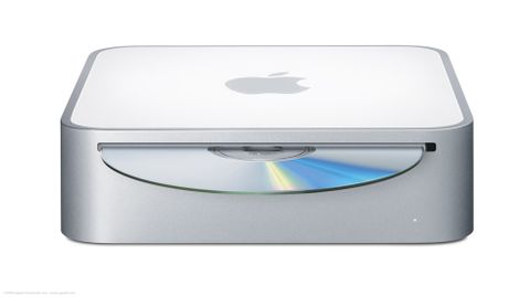 2005. Mac mini. Un ordenador del tamao de varias cajas de CD apiladas, precursor de los diminutos barebones.