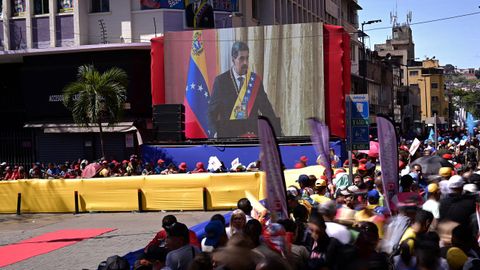 Gente siguiendo la toma de posesin de Maduro en Caracas