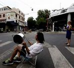 Un hombre golpea una cacerola en protesta por los apagones.