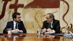 El consejero de Econom�a, Pere Aragon�s, y Quim Torra, en la reuni�n de ayer del Gobierno catal�n