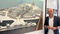 El alcalde con la maqueta de Palacios