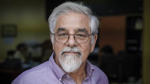El ribadaviense Paco Bouzas posa en el interior de su gestor�a, Bouzas y Rodr�guez S.L.