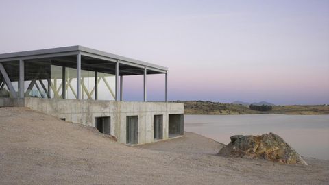 Centro de Remo y Pirag�ismo del pantano de Alange, en Extremadura. Obra del arquitecto Jos� Mar�a S�nchez Garc�a