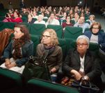 Xulio Xiz, con la imagen de Mercedes Cora al fondo; las concejalas asistentes a la inauguraci�n y la decoraci�n exterior del auditorio.