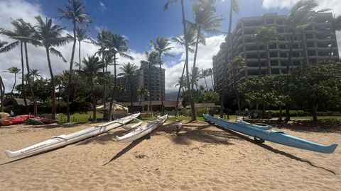 Lahaina, en el suroeste de la isla de Maui, tiene docenas de resorts unidos por un sendero peatonal al borde de la playa.